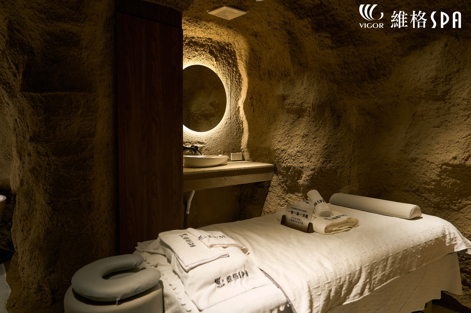 Cave SPA starry-ceiling experience