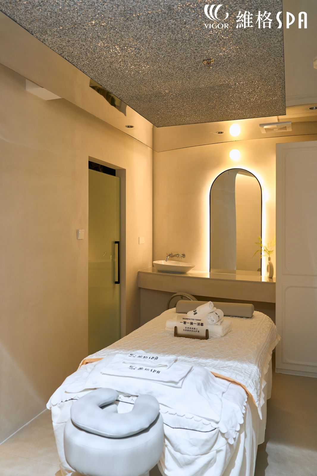 Modern minimalist room overview